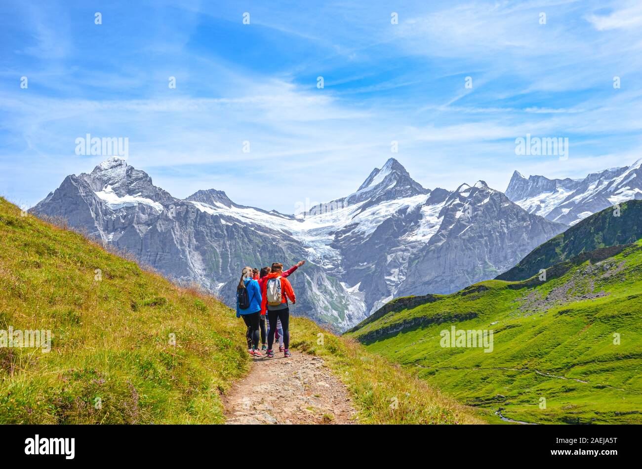 Grindelwald, Suisse - le 16 août 2019 : l'Été alpin environnant. Les randonneurs et les Alpes Suisses dans l'arrière-plan. Photographié sur le sentier à partir de Grindelwald à Bachalp. Banque D'Images