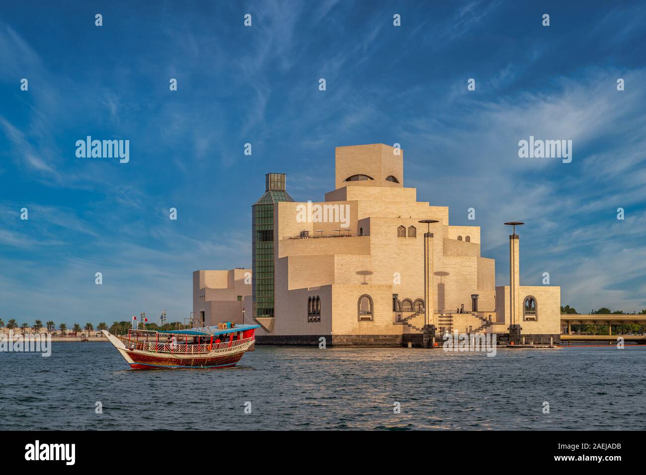 Musée de l'art islamique, Doha, Qatar vue extérieure de jour avec le golfe arabe et le dhow en premier plan et les nuages dans le ciel Banque D'Images