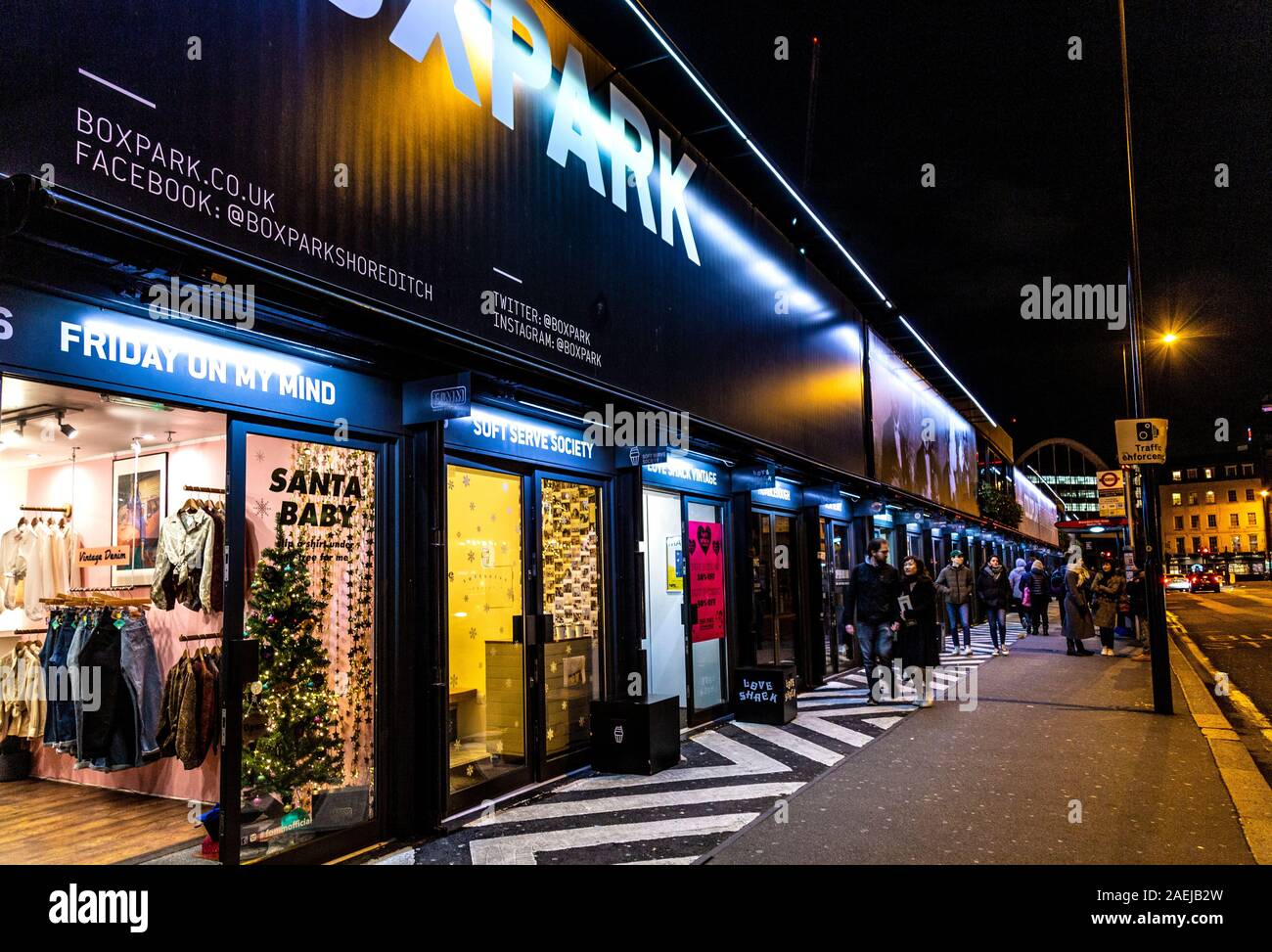 Boutiques, restaurants et boutiques dans le contenant d'expédition pop-up mall Boxpark Shoreditch, London, UK Banque D'Images