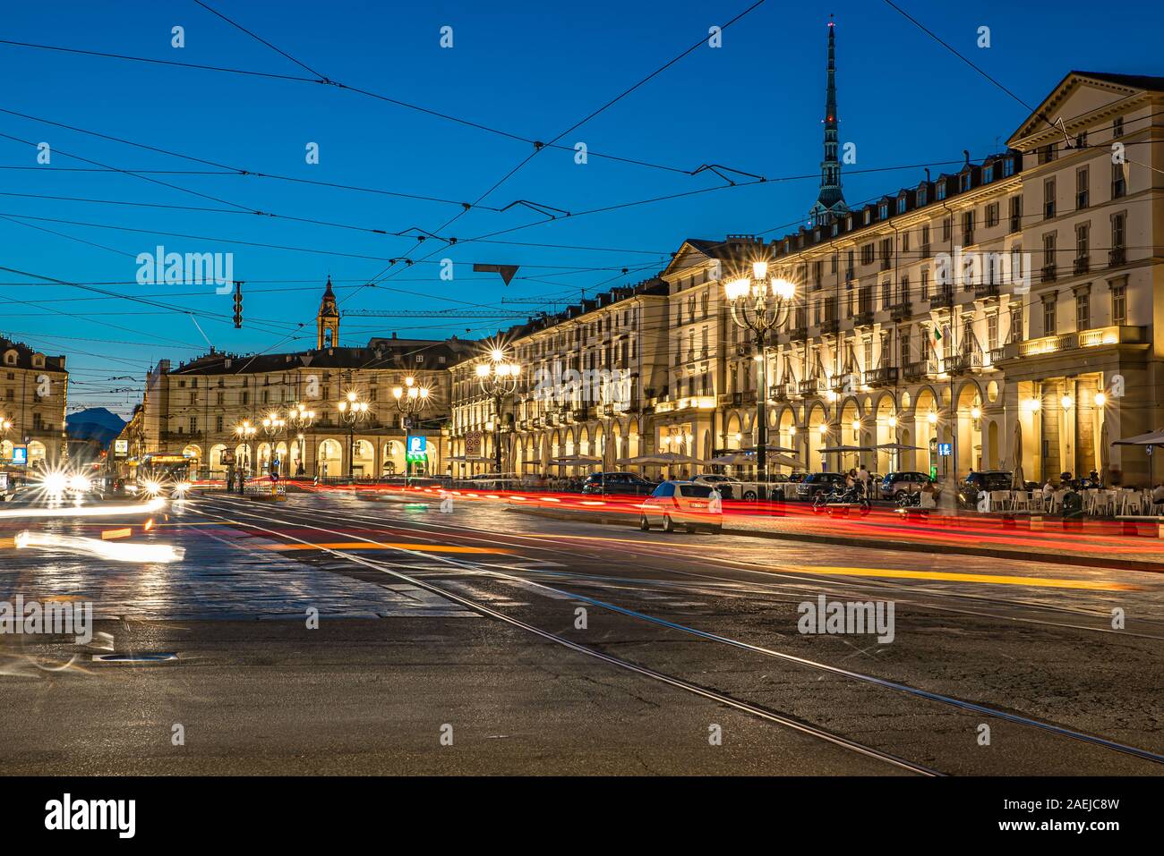 Turin par nuit. La première capitale du royaume d'Italie montre ses beautés, ses places historiques et de couchers de soleil sur la rivière Po Banque D'Images