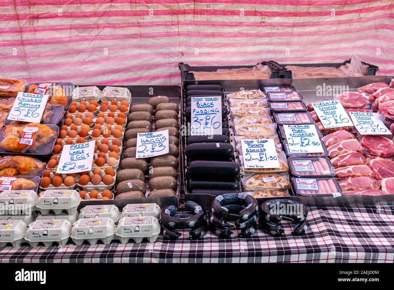 Food Market vente de boudin noir, haggis, oeufs, bacon, Fort William, Highland, Scotland, UK Banque D'Images