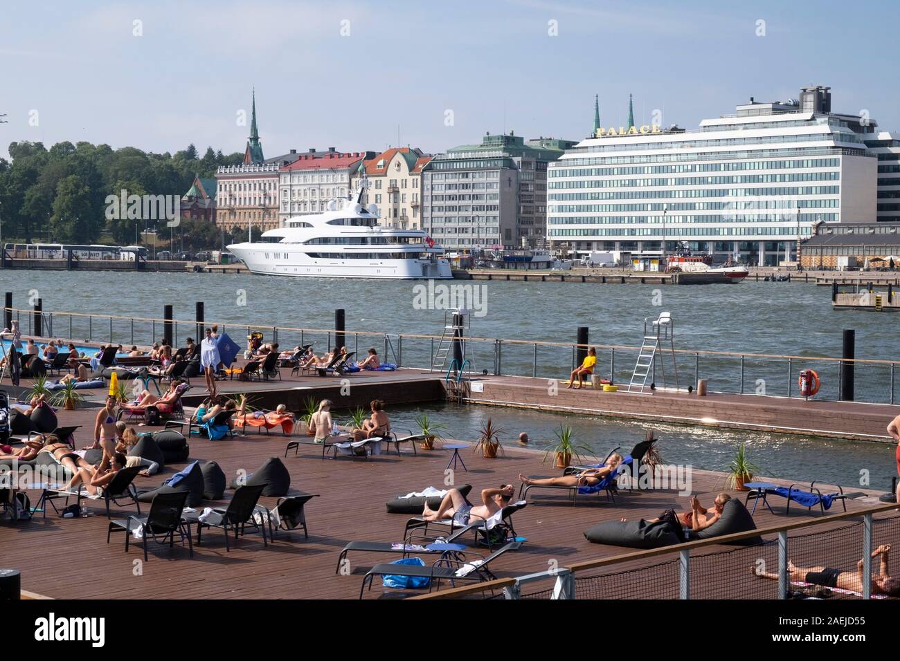 Les gens de mer Piscine avec grand Allas location et hôtel Palace en arrière-plan, Helsinki, Finlande, Scandinavie, Europe Banque D'Images