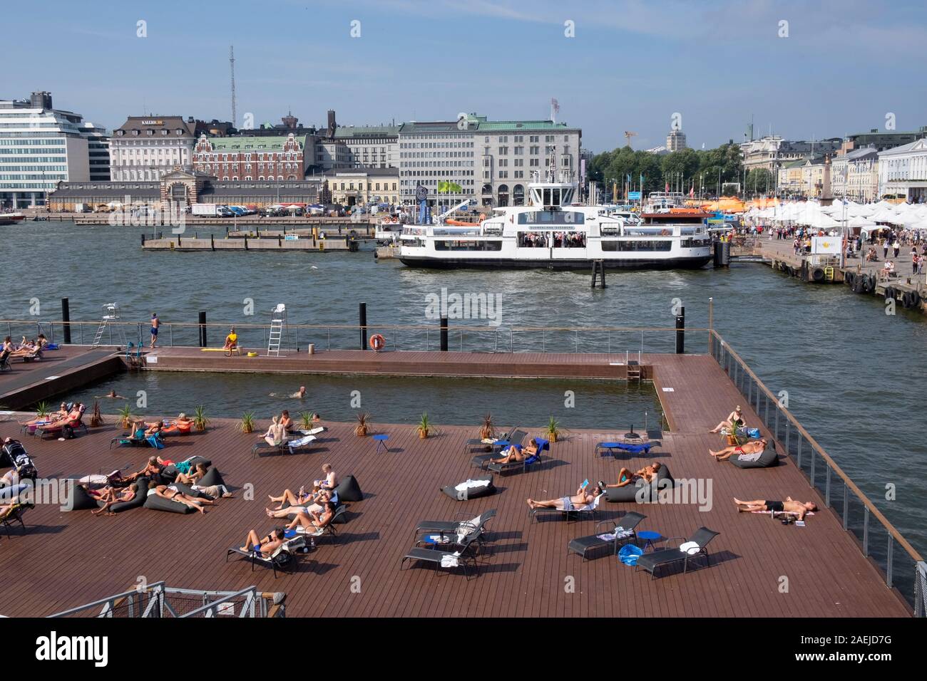 View of à Allas Piscine Mer près de South Harbour avec Ferry et le vieux marché de Suomenlinna Vanha Kauppahalli hall en arrière-plan, il Banque D'Images