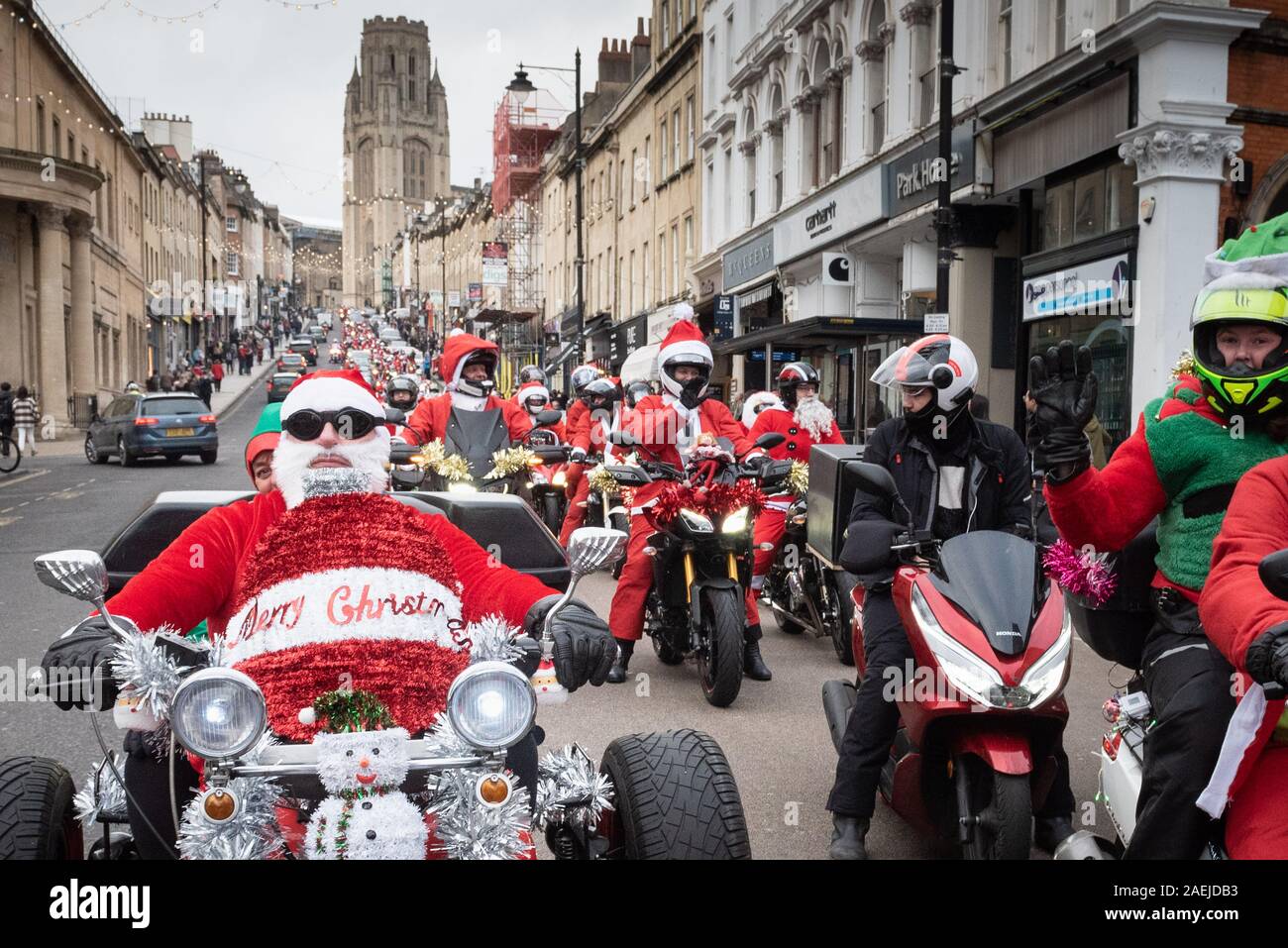 Park Street, Bristol, Royaume-Uni. 7 décembre 2019. Des centaines de motocyclistes habillés en Père Noël, bonhommes de neige, des elfes et autres personnages de Noël en descendant Park Banque D'Images