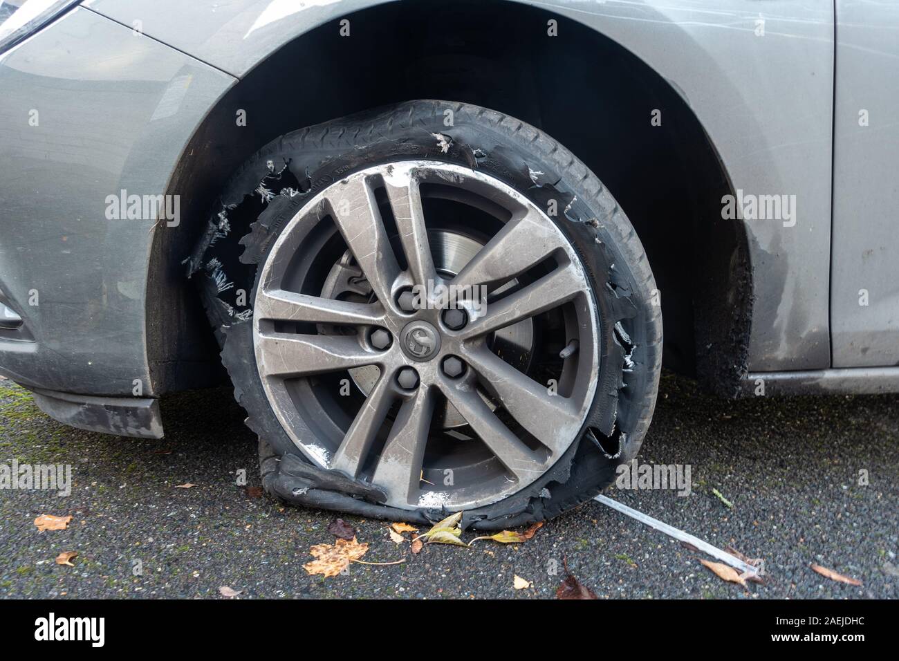Wheel Punctured Tyre Banque d'image et photos - Alamy