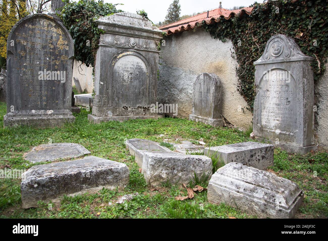 Un vieux cimetière juif de Dunajska Ulica 191 (Valdirose) près de Nova Gorica, Slovénie. Banque D'Images