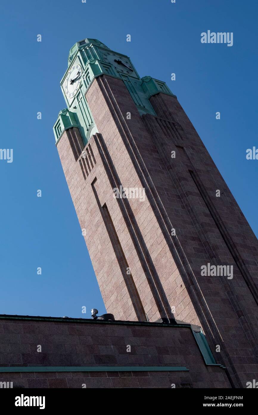 Low angle view of Rautatieasema gare la tour de l'horloge contre ciel bleu, Helsinki, Finlande, Scandinavie, Europe Banque D'Images