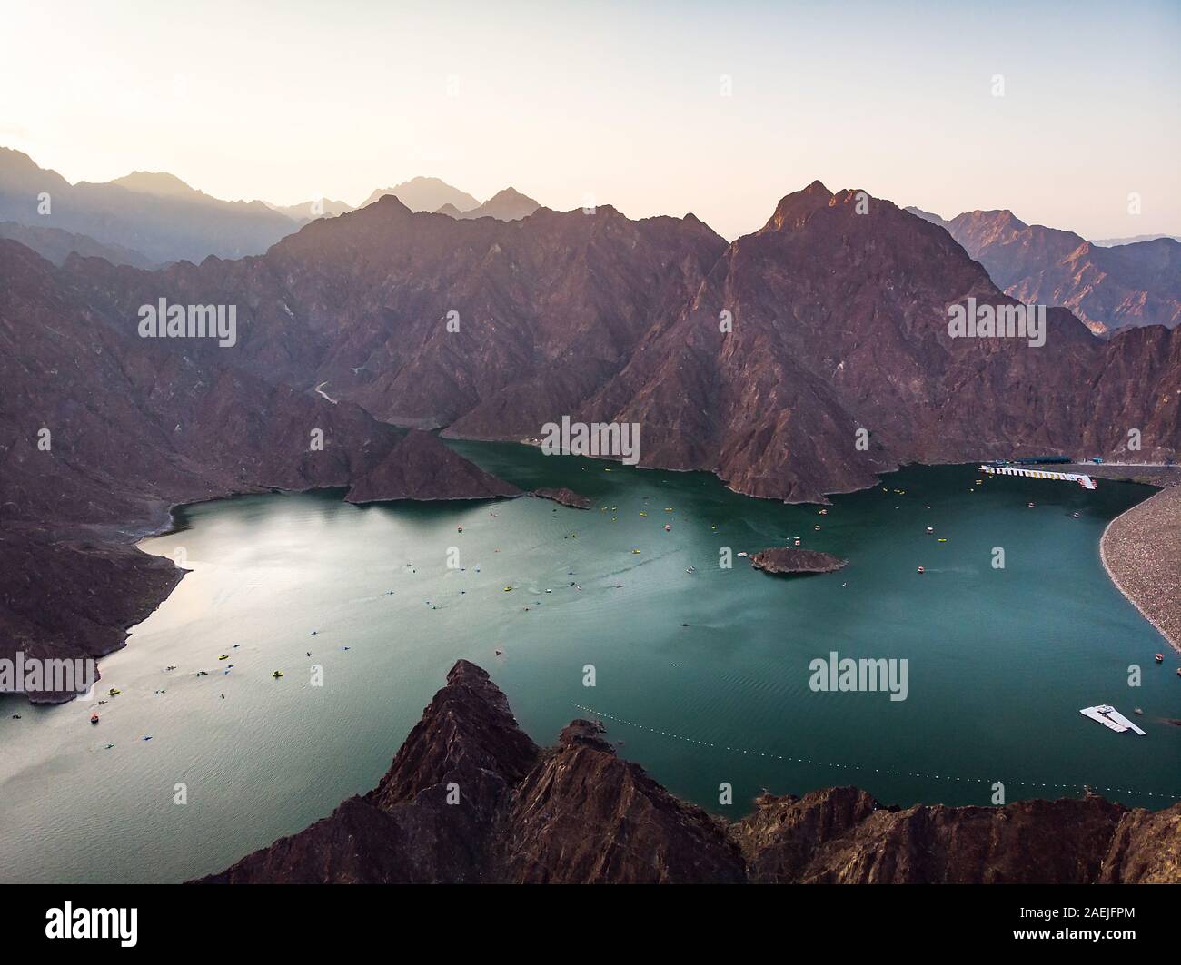 Vue aérienne du lac de barrage de Hatta à Dubaï émirat d'eau au coucher du soleil Banque D'Images