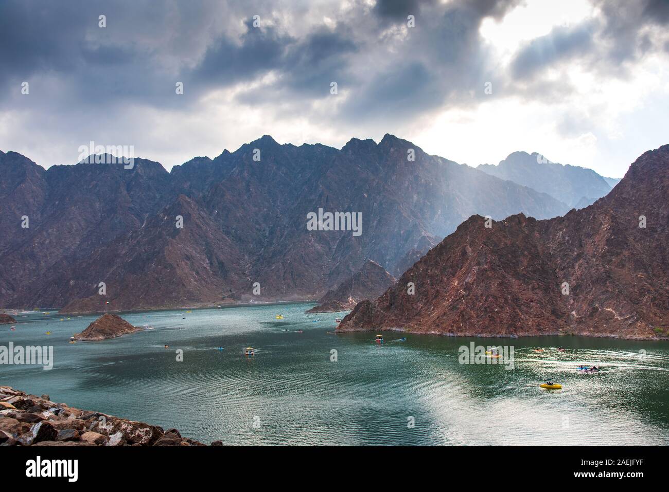 Paysage du lac de barrage de Hatta à Dubaï émirat d'eau au coucher du soleil Banque D'Images