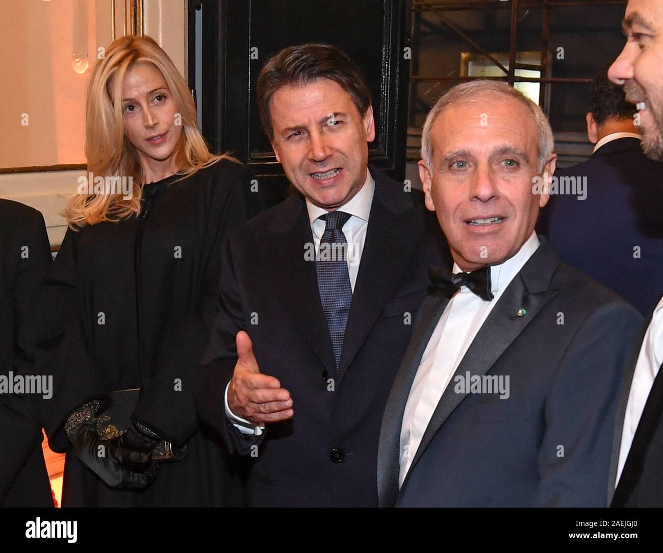 Naples, invité surprise du San Carlo pour un événement de bienfaisance, le président du Conseil, Giuseppe Conte et sa partenaire Olivia Paladino, ce soir à la napolitaine Massimo de prendre part à l'initiative. "Une nuit du cœur" en faveur de la 'Bambini Coraggiosi" projet de l'Association italienne pour les hôpitaux pédiatriques de l'humanisation des soins de l'environnement dans les hôpitaux pédiatriques dans toute l'Italie. C'est l'objectif de la soirée de gala organisée au Teatro San Carlo de Naples par l'Achille Scudieri Foundation, créée en 2012 à l'initiative de Paolo Scudieri, président de l'Adler P Banque D'Images