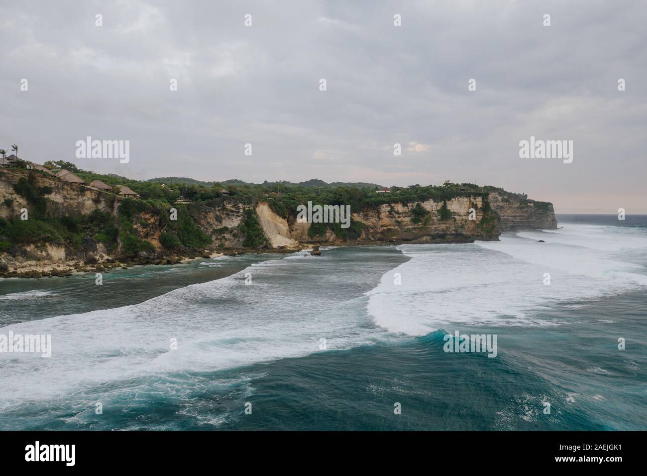Cascade de l'île de Bali montagnes tropicales vol Drone 4K Banque D'Images