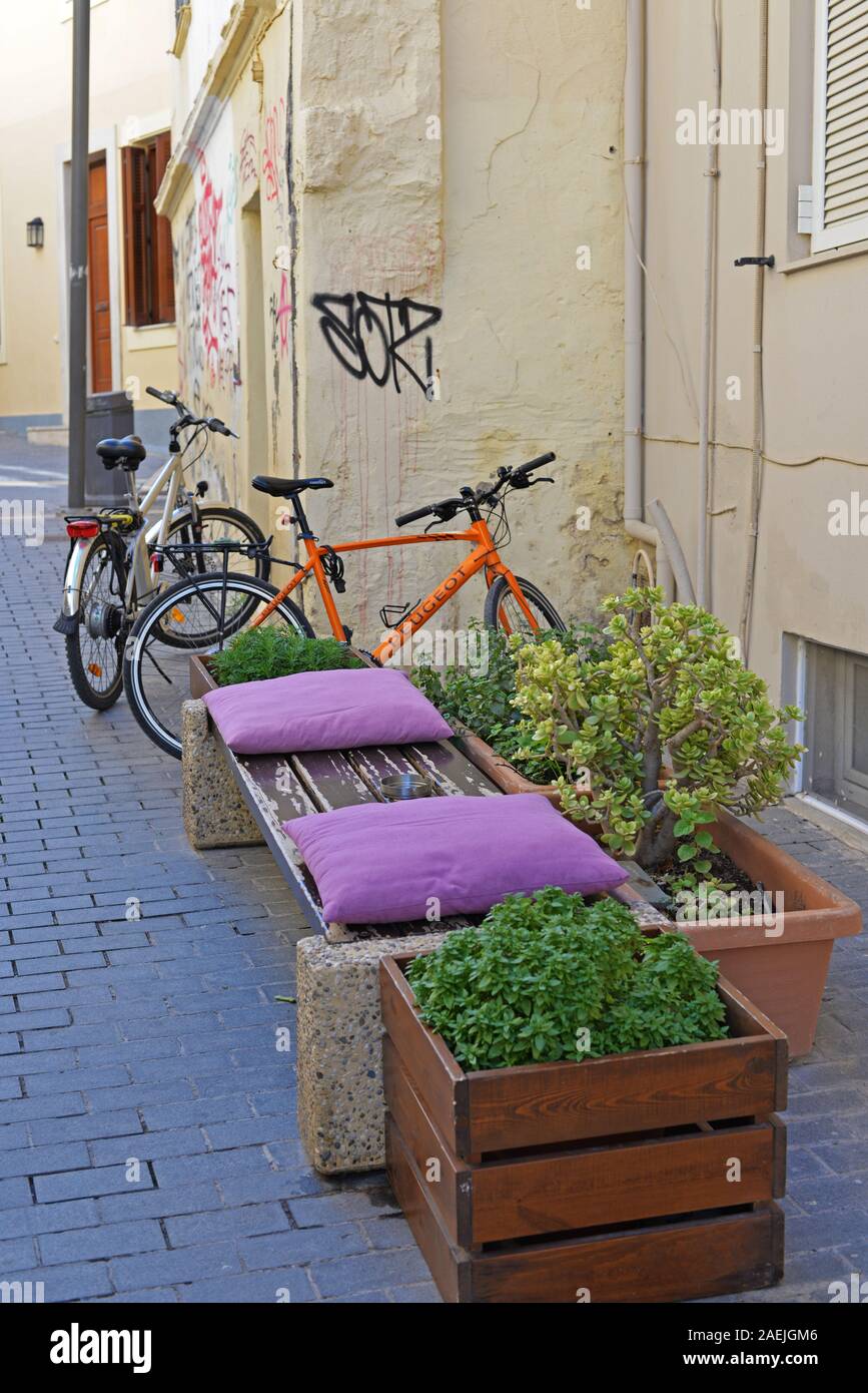 Les vélos garés à côté d'un banc, centre d'Héraklion, Crète, Grèce. Banque D'Images