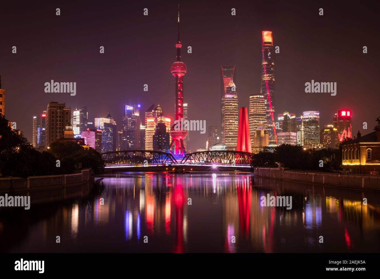 Lumières de la nuit à Shanghai avec le Pont de jardin et le quartier des affaires de Pudong. Banque D'Images