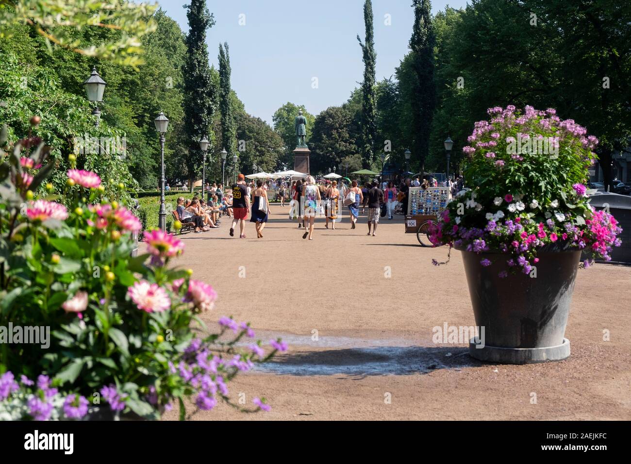 Les gens se promener dans le parc Esplanadi (Esplanadin puisto), Helsinki, Finlande, Scandinavie, l'Europe. Banque D'Images