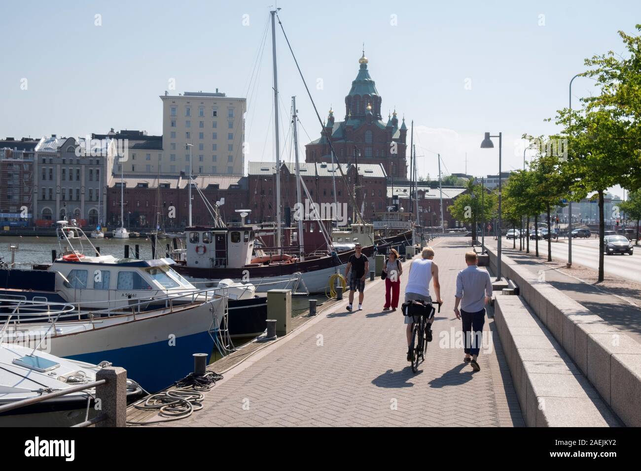 Les gens qui marchent sur le port du nord pier à côté de Pohjoisranta Street et vue sur CathedralPohjoisesplanadi,Rue Uspenski Helsinki, Scandinavie,Finl Banque D'Images