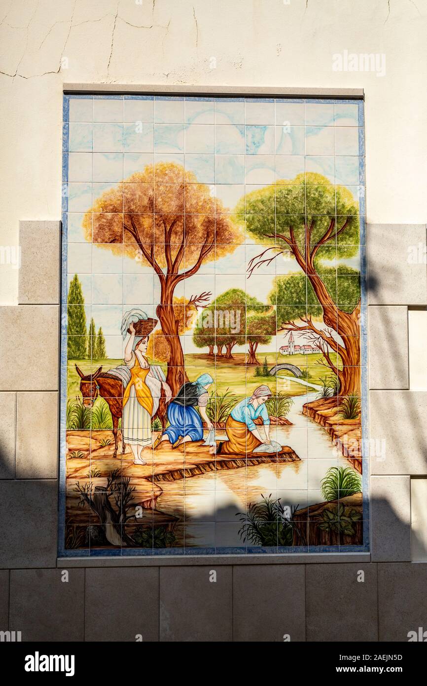 Détail de la belle céramique polychrome panneau représentant les femmes lavent les vêtements et linge de maison sur la rivière, sur un mur à Tentugal, Coimbra, Port Banque D'Images