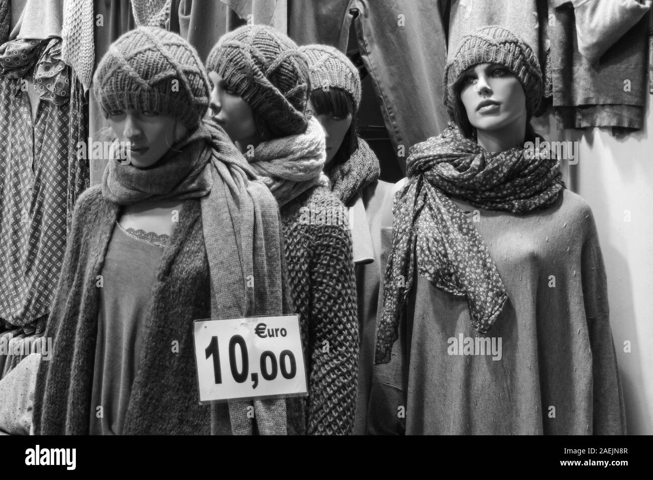 Avec des mannequins de mode automne sur l'affichage fenêtre dans Rome, Italie Banque D'Images