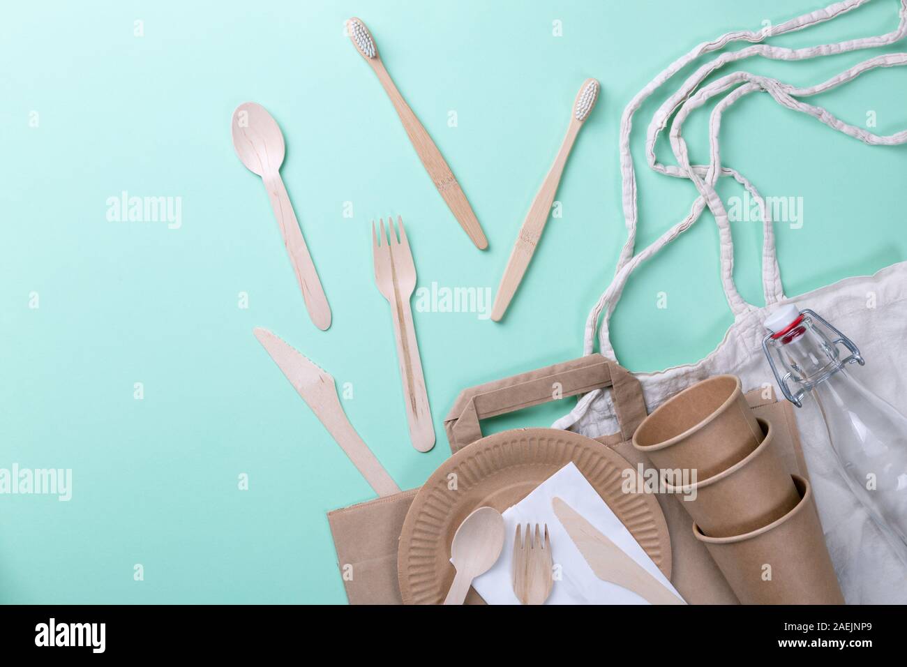 Eco friendly durable concept. Ustensiles de cuisine sur un fond bleu sarcelle. Banque D'Images