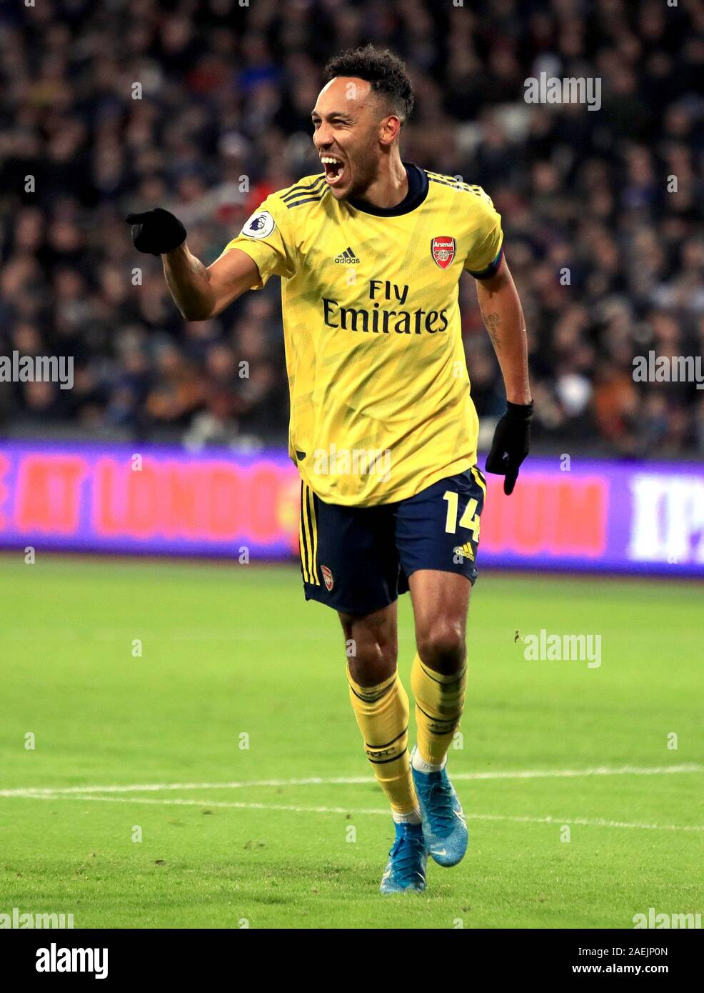 Pierre-Emerick Aubameyang d'Arsenal célèbre marquant son troisième but de côtés au cours de la Premier League match au stade de Londres, Londres. Banque D'Images