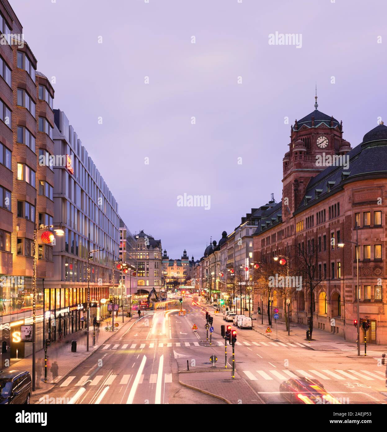 Vasagatan de Klarabergsgatan lors d'un matin d'hiver nuageux au début mat à Stockholm, Suède Banque D'Images