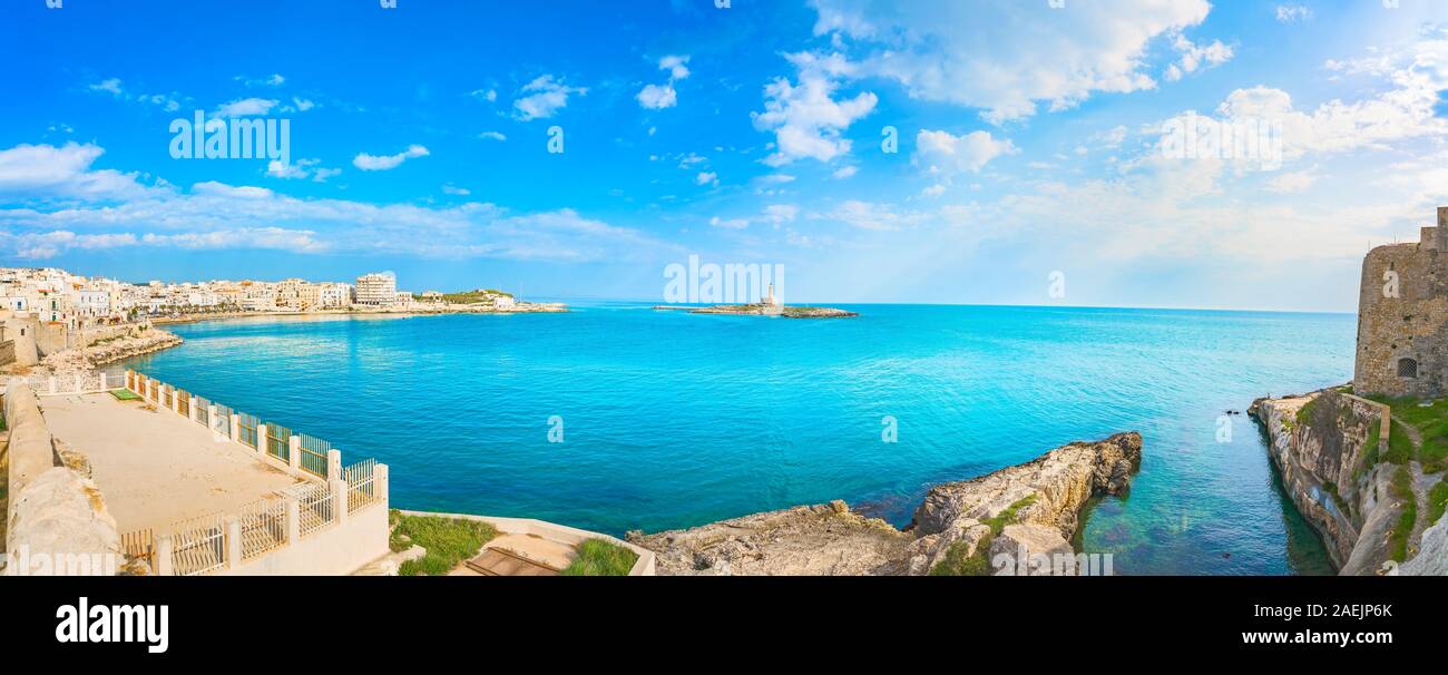 La ville de Vieste sur les rochers et le phare, péninsule du Gargano, Pouilles, Italie du sud, l'Europe. Banque D'Images