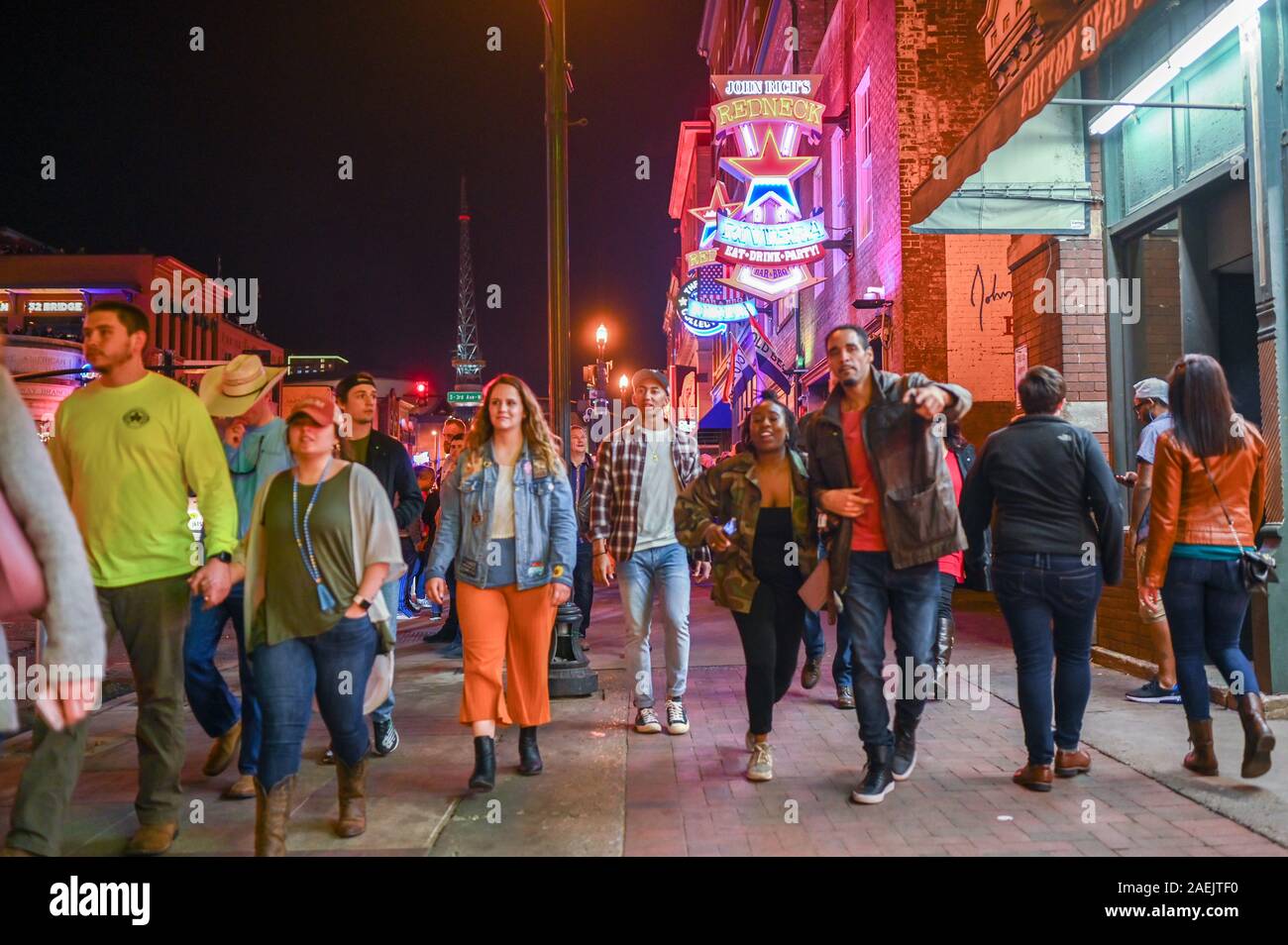 Les gens aiment Broadway by night à Nashville. Cette rue historique de Music Row est célèbre pour sa vie nocturne et des bars de la musique country. Banque D'Images