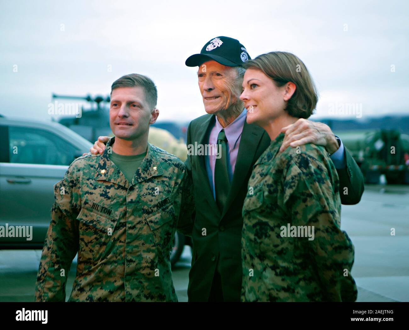 L'acteur et réalisateur Clint Eastwood, au centre, pose avec le major du Corps des Marines américain Matthew Hilton, à gauche, et le sergent-chef. Kristin Bagley, à la suite d'une recherche avancée montrant des Eastwoods dernier film au Marine Corps Air Station Camp Pendleton, le 7 décembre 2019 à Oceanside, en Californie. Banque D'Images