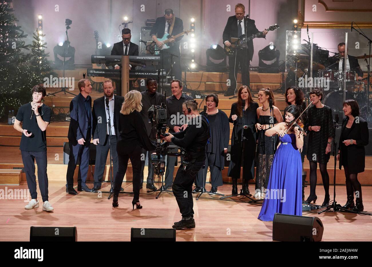 Hambourg, Allemagne. 09Th Dec, 2019. Wincent Weiss (l), chanteuse pop, et les membres de la groupe Facebook chant sont sur scène dans la Laeiszhalle pour le premier concert de Noël Facebook. Credit : Georg Wendt/dpa/Alamy Live News Banque D'Images