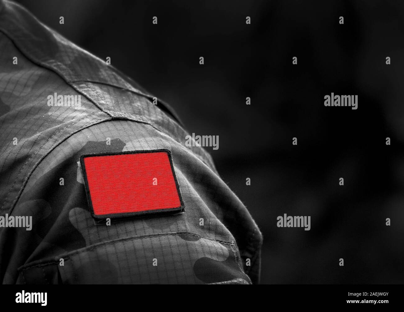 Drapeau rouge sur l'uniforme militaire. Drapeau rouge socialiste ou communiste. L'anarchisme drapeau rouge. Banque D'Images