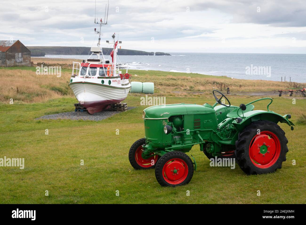 Tracteur Deutz D15 et bateau de pêche, Mánárbakki Tjorns Musée, Iceland Banque D'Images