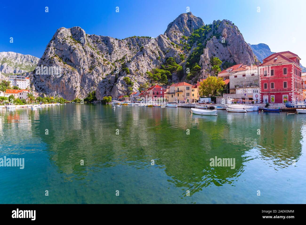Belle vue ensoleillée de la rivière Cetina, des montagnes et de la vieille ville de Dubrovnik, site touristique très populaire en Croatie Banque D'Images