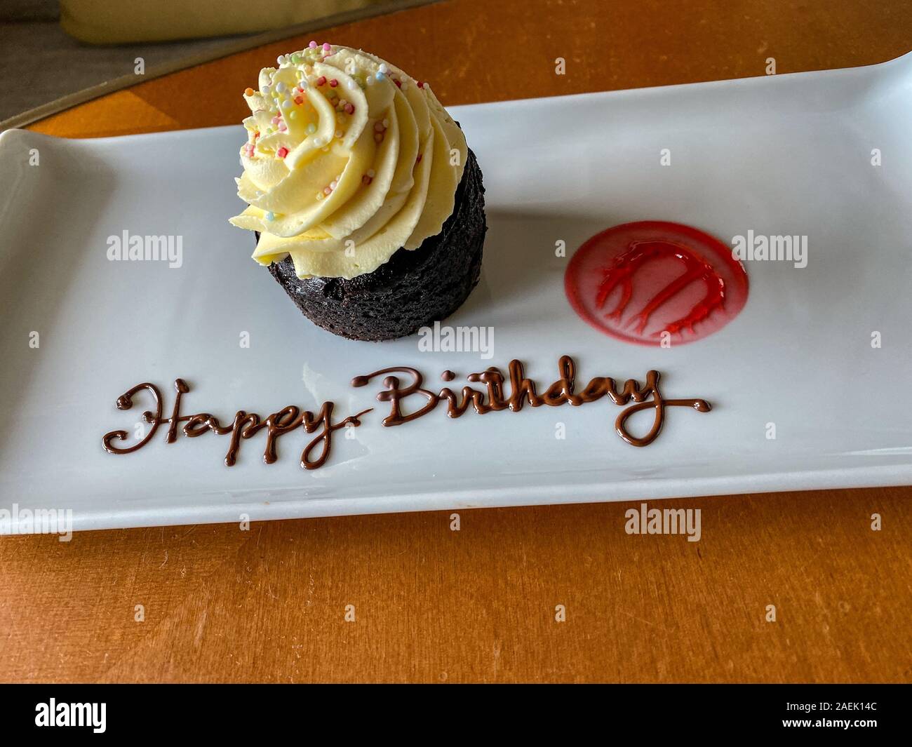 Un Petit Gateau D Anniversaire Livre A Un Navire De Croisiere Les Passagers Qui Souhaitent Un Joyeux Anniversaire Photo Stock Alamy