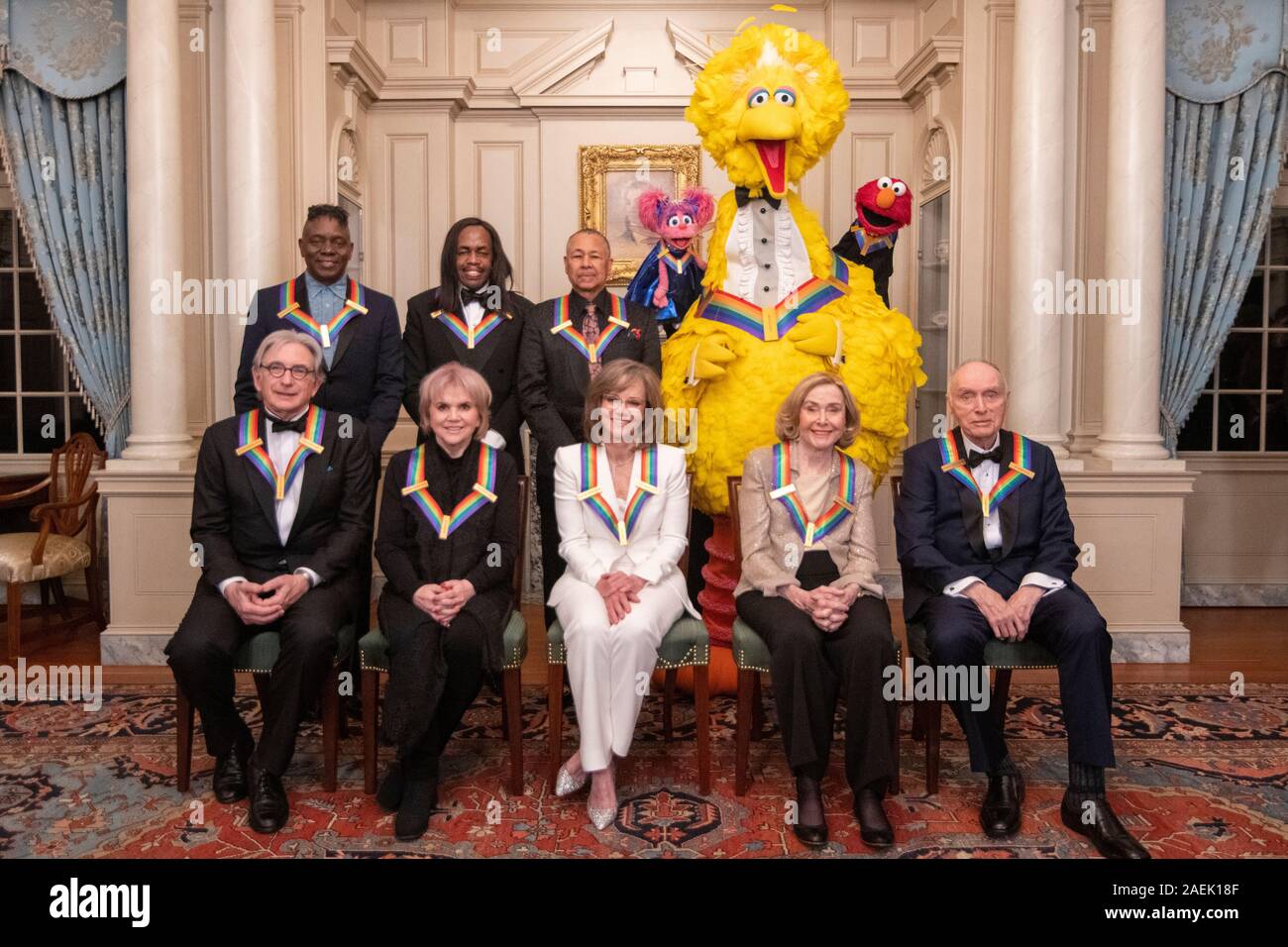 Le Kennedy Center Honors 2019 Awardees posent pour une photo de groupe au Département d'Etat le 7 décembre 2019 à Washington, DC. Première rangée, de gauche à droite : Michael Tilson Thomas, Linda Ronstadt, Sally Field, Joan Ganz Cooney, et Lloyd Morrisett, rangée arrière de gauche à droite : Philip Bailey, Verdine White, Ralph Johnson, et des personnages de la Rue Sésame, Abby Cadabby, grand oiseau, et Elmo. Banque D'Images