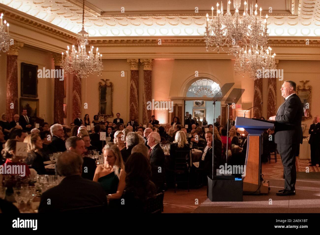 La secrétaire d'État des États-Unis, Mike Pompeo prononce une allocution à un dîner en l'honneur de la Kennedy Center Honors 2019 Awardees au département d'Etat le 7 décembre 2019 à Washington, DC. Les personnes honorées sont Earth, Wind & Fire, Sally Field, Linda Ronstadt, Sesame Street, et Michael Tilson Thomas. Banque D'Images