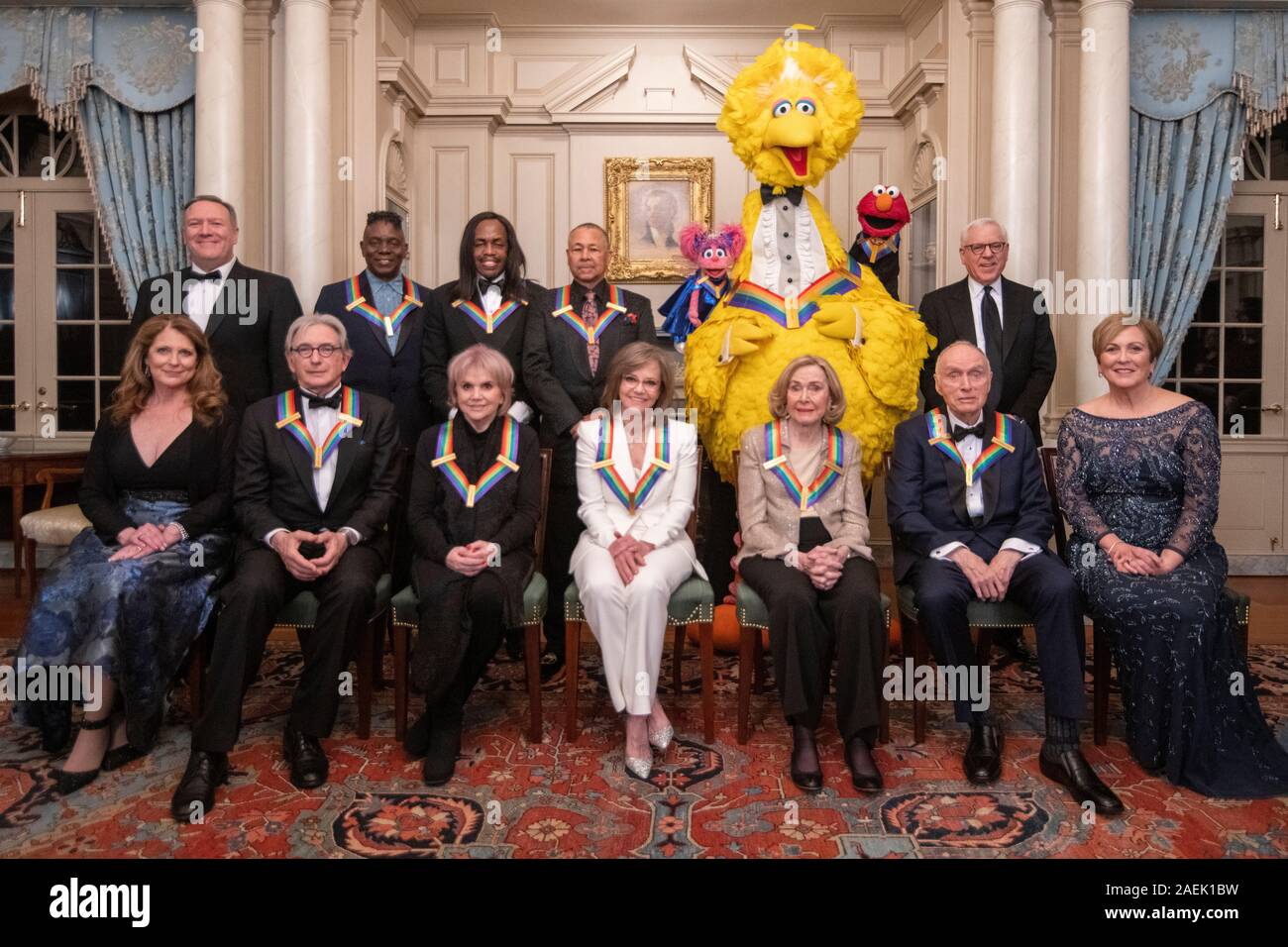 Le Kennedy Center Honors 2019 Awardees posent pour une photo de groupe au Département d'Etat le 7 décembre 2019 à Washington, DC. Première rangée, de gauche : Susan Pompeo, Michael Tilson Thomas, Linda Ronstadt, Sally Field, Joan Ganz Cooney, Lloyd Morrisett et Kennedy Centre Président Deborah F. Rutter, rangée arrière de gauche à droite : le secrétaire d'État Mike Pompeo, Philip Bailey, Verdine White, Ralph Johnson, personnages de la Rue Sésame : Abby Cadabby, grand oiseau, et Elmo, Kennedy Center Président David M. Rubenstein, Ricky Kirshner et Glenn Weiss. Banque D'Images
