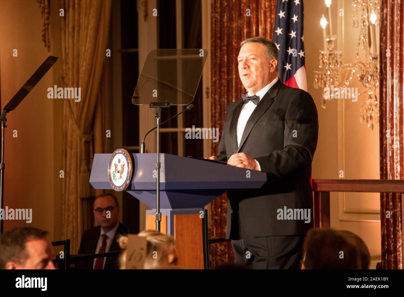 La secrétaire d'État des États-Unis, Mike Pompeo prononce une allocution à un dîner en l'honneur de la Kennedy Center Honors 2019 Awardees au département d'Etat le 7 décembre 2019 à Washington, DC. Les personnes honorées sont Earth, Wind & Fire, Sally Field, Linda Ronstadt, Sesame Street, et Michael Tilson Thomas. Banque D'Images
