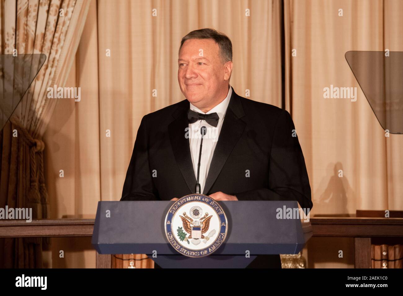 La secrétaire d'État des États-Unis, Mike Pompeo prononce une allocution à un dîner en l'honneur de la Kennedy Center Honors 2019 Awardees au département d'Etat le 7 décembre 2019 à Washington, DC. Les personnes honorées sont Earth, Wind & Fire, Sally Field, Linda Ronstadt, Sesame Street, et Michael Tilson Thomas. Banque D'Images