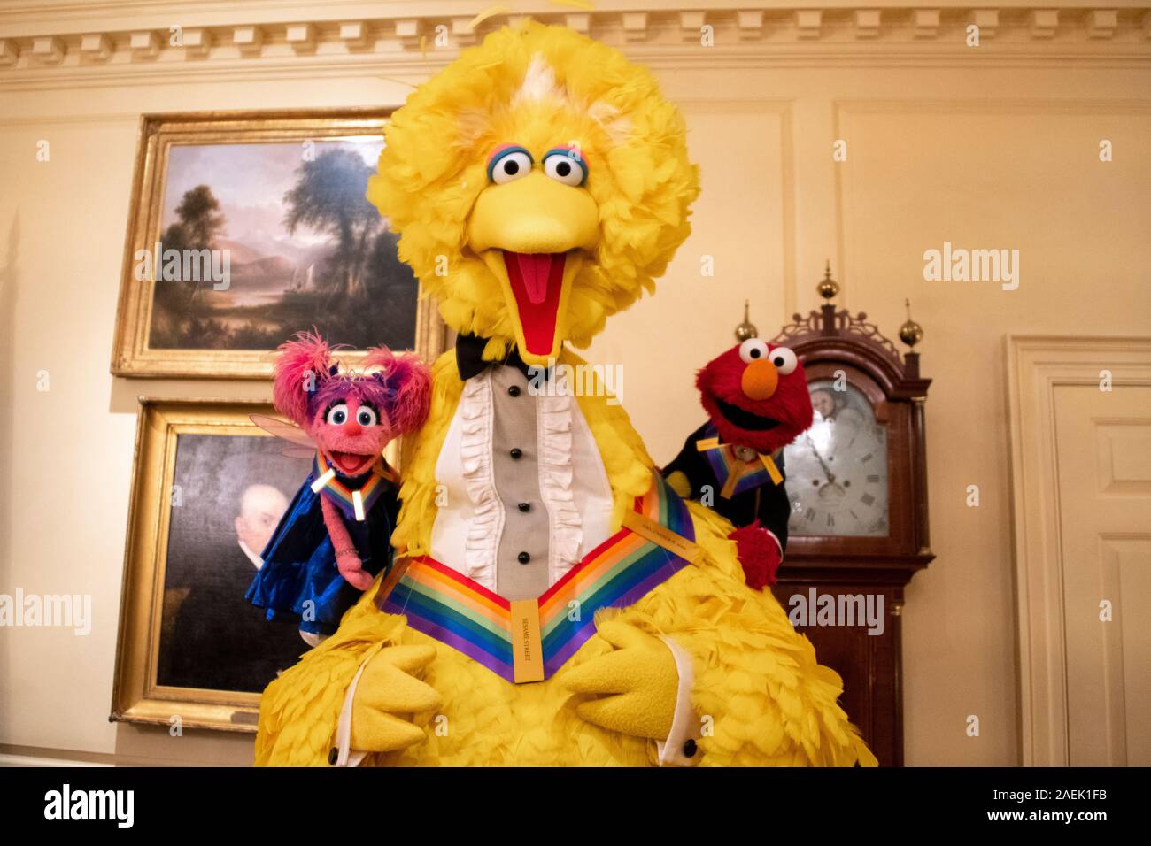 Le Kennedy Center Honors 2019 Awardees Abby Cadabby, grand oiseau, et Elmo posent pour une photo de groupe au Département d'Etat le 7 décembre 2019 à Washington, DC. Banque D'Images