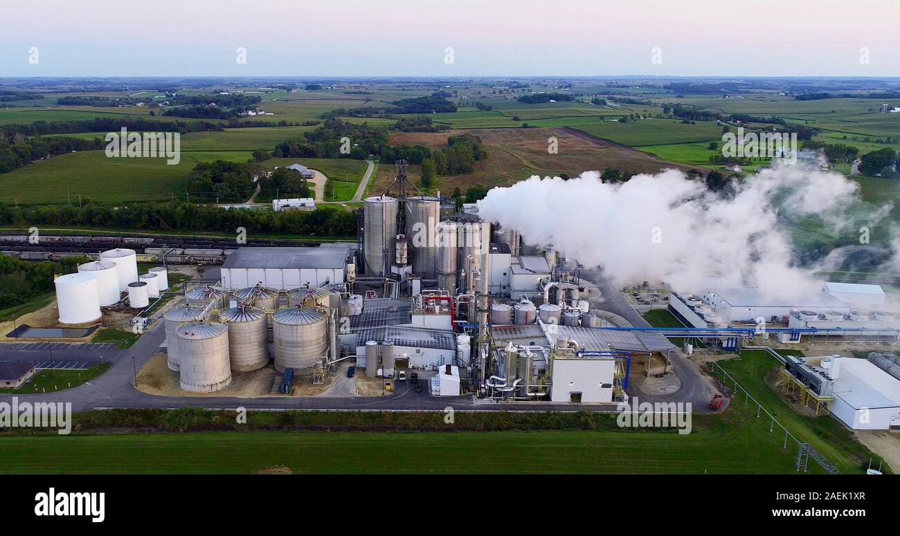 Vue aérienne de l'usine d'éthanol de l'état du blaireau et la campagne qu'il produit une énergie renouvelable l'éthanol-carburant à partir de maïs à Monroe, dans le Wisconsin aux USA. Banque D'Images