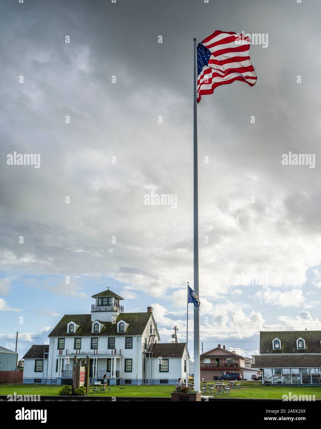 Le drapeau Américain vole à Westport le musée maritime de l'état de Washington. Banque D'Images