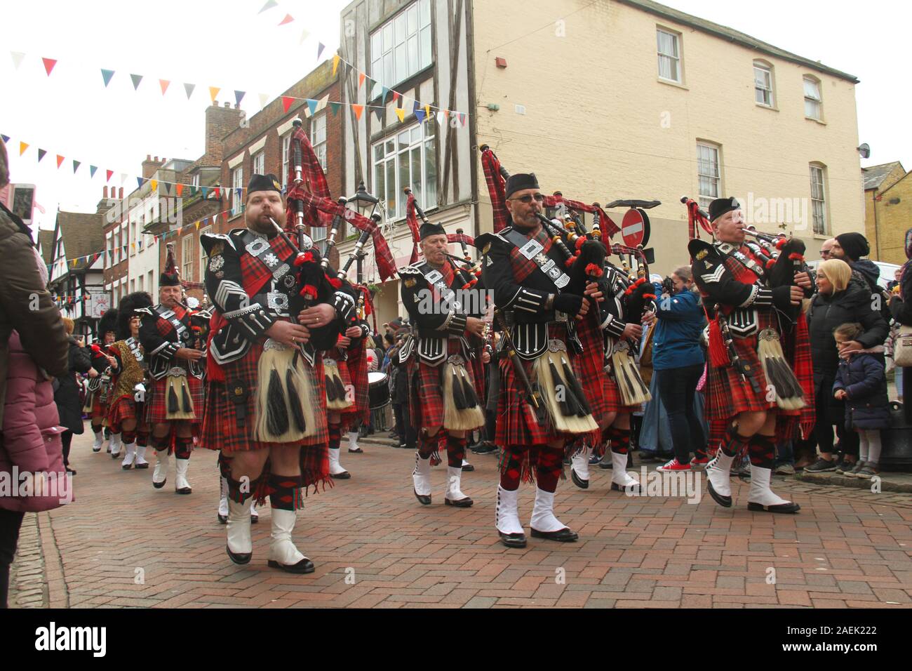 Rochester, Kent, UK - 8 décembre 2019 : cornemuse mars à Rochester High Street pour le festival Dickens sur Rochester High Steet durant la parade principale. Des centaines de personnes ont assisté à la Dickens, Festival à Rochester. Le festival's parade principale a des participants en costume d'époque victorienne à partir de l'âge de l'époque de Dickens. La ville et la zone a été le théâtre de bien des romans de Charles Dickens et est le paramètre à deux festivals annuels en son honneur. Photos : David Mbiyu/ Alamy Live News Banque D'Images