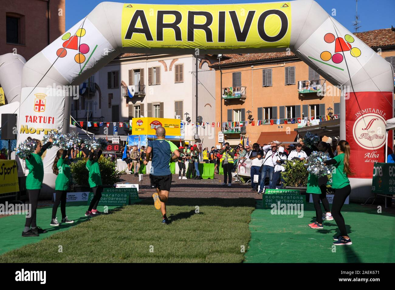 Runner de franchir la ligne d'arrivée du 10e Marathon de Barbaresco et Blanc Truffe dans le centre historique d'Alba, province de Cuneo, Piémont, Italie Banque D'Images