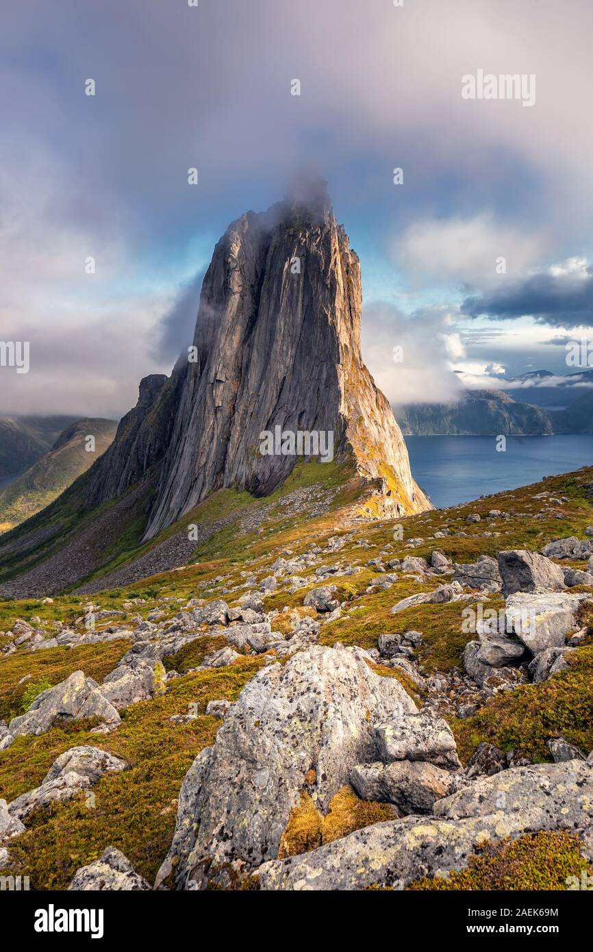 Vue depuis le mont Hesten sur la montagne emblématique Segla à la lumière de l'epic sunsetcovered dans le brouillard et de montagnes en arrière-plan, Fjordgard, Senja, Norvège sunse Banque D'Images