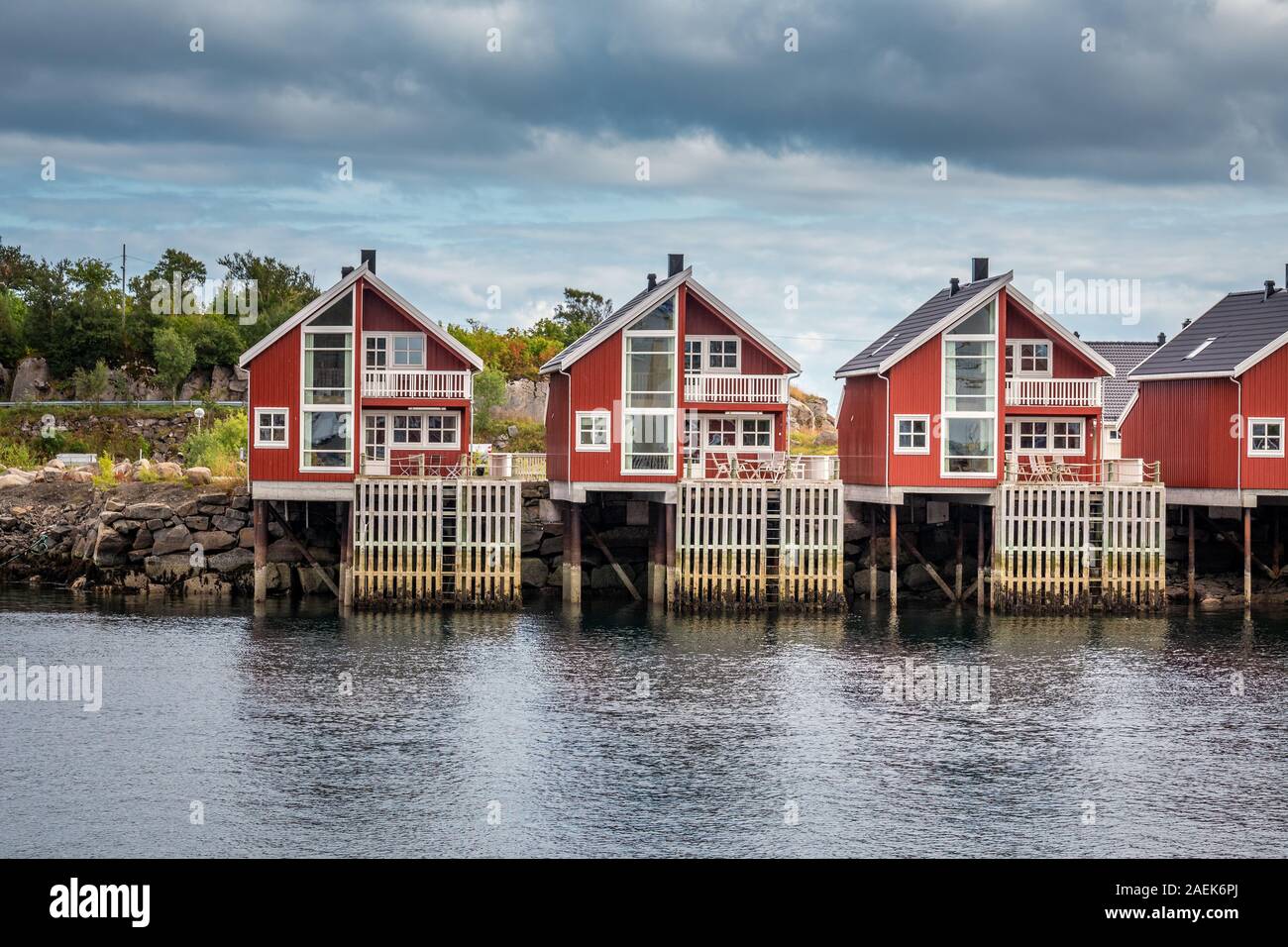 Rorbu à Svolver rouge est le centre administratif du comté de Nordland en municipalité Vagan, la Norvège. Il est situé sur l'île de Austvagoya dans la L Banque D'Images