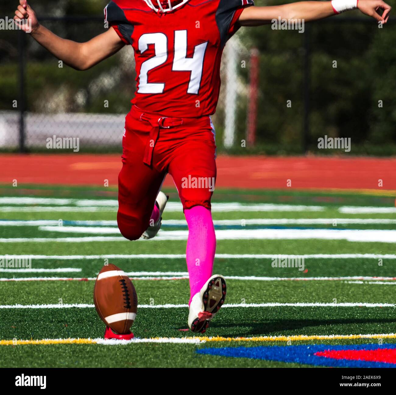 L'école de football un kicker, le coup au début d'un match de football. Banque D'Images