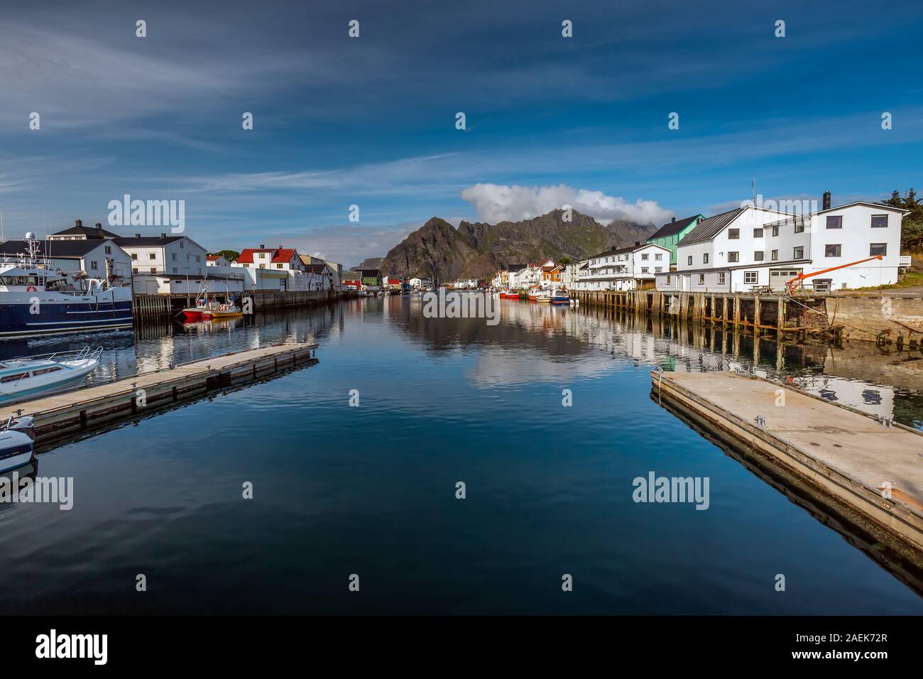 Avis de Henningsvær port un petit village de pêcheurs situé sur plusieurs petites îles dans l'Henningsvær, îles Lofoten, Norvège Banque D'Images