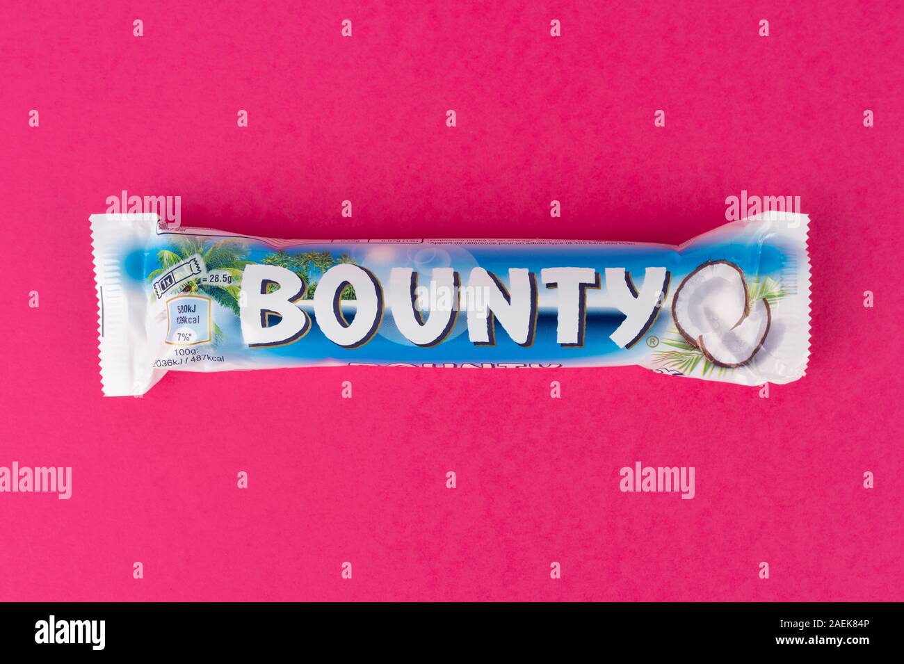 Une barre de chocolat Bounty tourné sur un fond rose. Banque D'Images