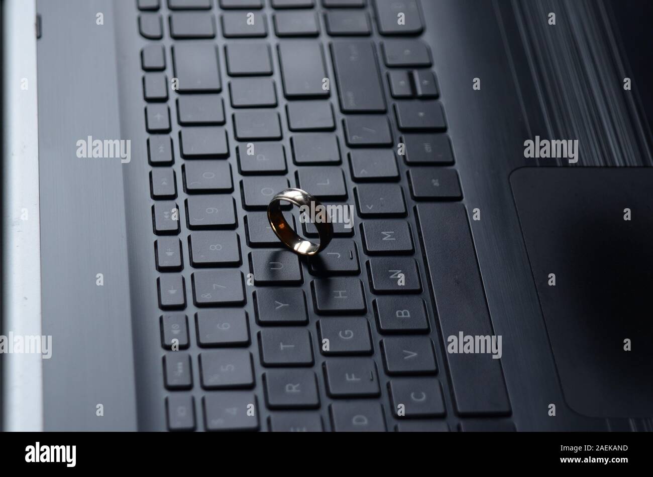 STARGATE : une bague en or apparaît sur le clavier d'un ordinateur portable  Photo Stock - Alamy