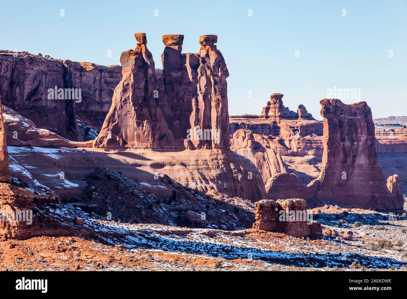 Les trois commères rock formation et les moutons Rock formation en décembre, Arches National Park, Utah. Banque D'Images