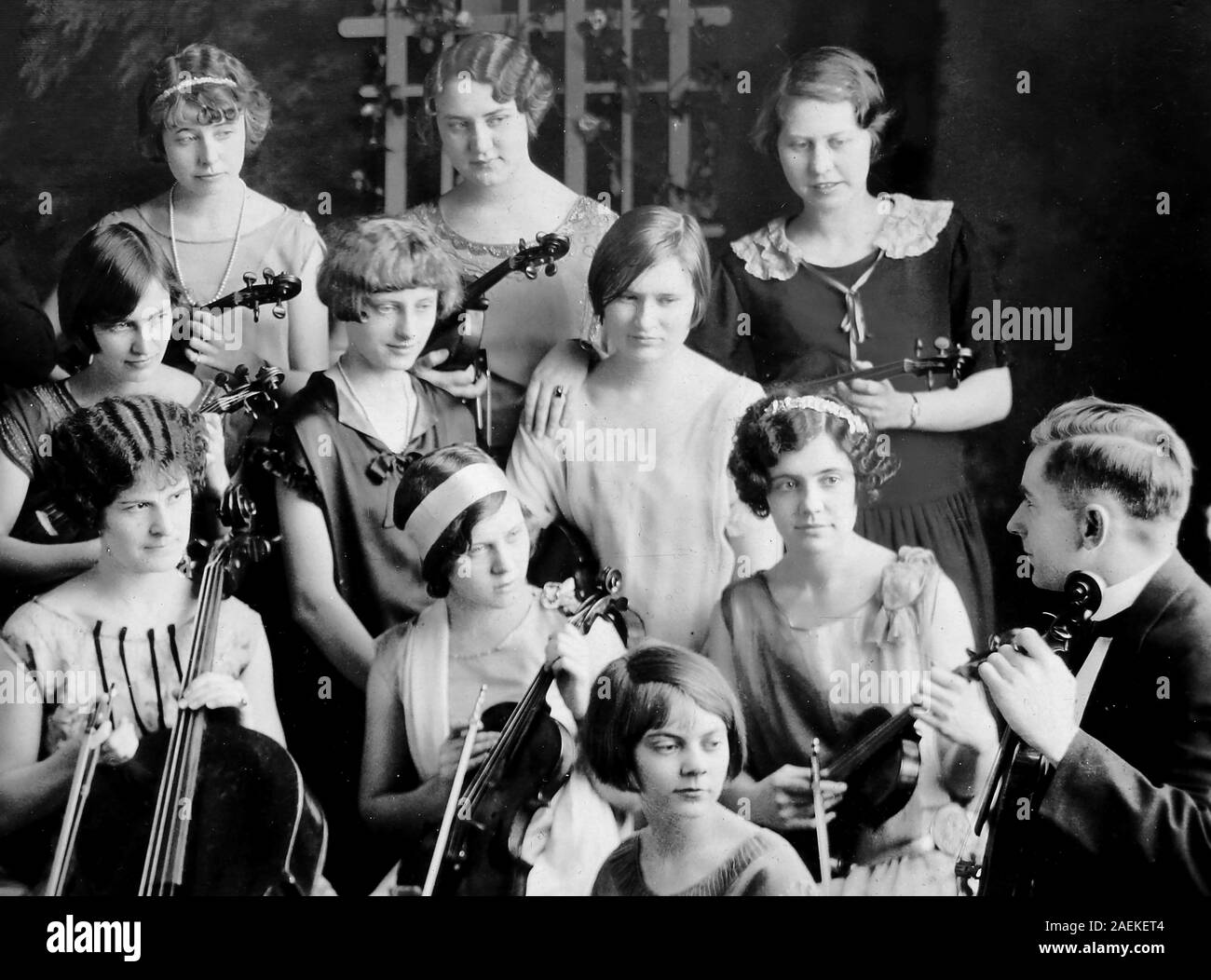 Professeur de violon a l'attention de ses élèves pendant la classe, ca. 1925. Banque D'Images